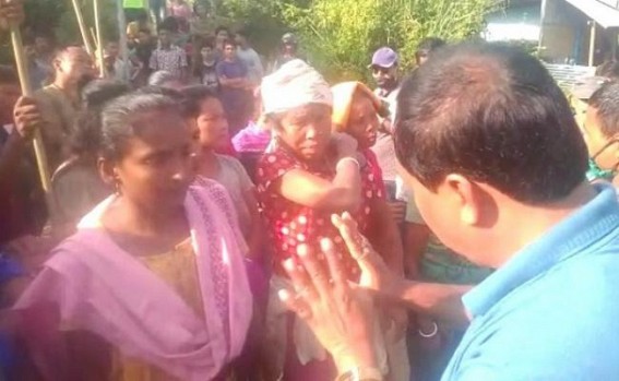 MNREGA workers blocked Road in Gandacherra over Pending Wages MNREGA workers blocked Road in Gandacherra over Pending Wages